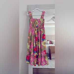 This vibrant floral below the knee dress is perfect for any occasion! Medium.